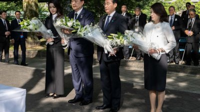 韩国总统尹锡悦（左2）夫妇与日本首相岸田文雄夫妇周日在广岛和平纪念公园，向韩国人原爆牺牲者慰灵碑献花。这是韩日首脑首次共同参拜韩国人原爆牺牲者慰灵碑。（图取自法新社）
