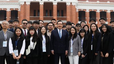 台湾前总统马英九去年曾率学生团访问中国。（图取自面子书/马英九）