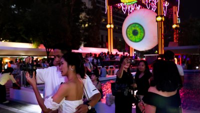 香港中环一带向来是万圣节气氛最浓厚的地区之一，今年“Halloween in Central”在皇后像广场花园及遮打道一带设置主题装置艺术、街头活动及Cosplay元素，活动10月17日起至31日为期15天。图为“魅影之眼”巨型眼球。（图取自香港中通社）