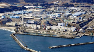 2021年2月13日，日本福岛第一核电厂的核废污水储存罐。（图取自共同社/路透社档案照）