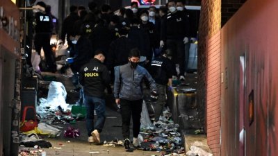 2022年10月29日，韩国首都首尔市梨泰院的万圣节活动，发生造成超过150人死亡的踩踏事件，警员隔天在现场展开调查。（图取自法新社档案照）