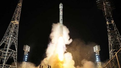 朝鲜第一颗军事侦察卫星“万里镜-1”号于去年11月发射升空，并进入太空轨道。（图取自朝中社/法新社档案照）