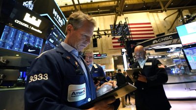 加州公务员退休系统（CalPERS）正调整投资配置，2026年上半年将直接持有的“美股七巨头”股票总数削减26%，并提高私募股权配置，以分散公开市场持股集中风险。（法新社档案照）