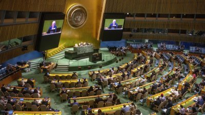第77届联合国大会当地时间周二在纽约联合国总部举行全体会议，选举塞拉利昂、阿尔及利亚、韩国、圭亚那、斯洛文尼亚为安理会非常任理事国，任期从2024年1月1日起，为期两年。图为第77届联大主席克勒希宣布投票结果。（图取自中新社）
