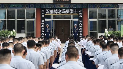 8月4日，在北京强降雨抢险救灾中牺牲的消防员冯振烈士遗体告别仪式在北京八宝山殡仪馆举行。图为集体默哀仪式。（图取自中新社）