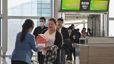 中国国家移民管理局周四宣布，即日起实施便利外籍人员入境的5项措施，包括在中国9座机场直接过境且24小时内转往他国者。图为2023年12月31日，旅客抵达广州白云机场西四指廊。（图取自中新社）
