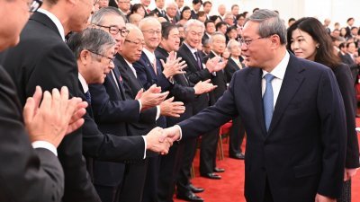 中国国务院总理李强1月25日在北京人民大会堂，会见日本经济界访华团。（图取自中新社）