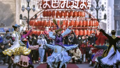 2月10日，大年初一，新疆乌鲁木齐大巴扎景区，少数民族舞蹈表演吸引市民和游客。春节假期，该景区推出“在大巴扎过大年”民俗非遗文化展演活动。（图取自中新社） 