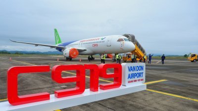 中国商飞ARJ21和C919飞机东南亚演示飞行启动仪式于周二，在越南广宁省云屯国际机场举行，图为降落在云屯机场的C919飞机。（图取自中国商飞/中新社）