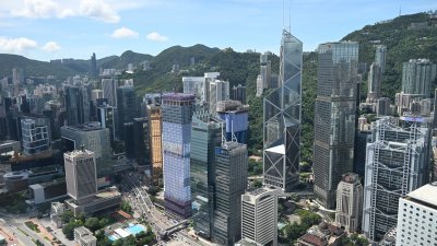 图为香港中环一带的商业机构的大厦。（图取自中新社档案照）