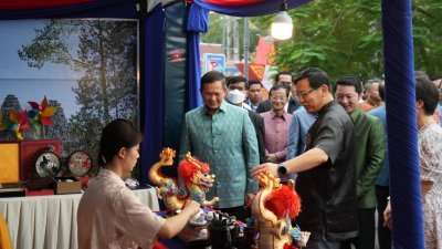 柬埔寨首相马内德（正面左）和中国驻柬埔寨大使王文天（右）上周六（16日）参观河水节活动中国展示馆。（图取自中新社）