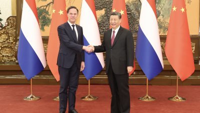 中国国家主席习近平周三下午在北京人民大会堂，会见赴华进行工作访问的荷兰首相吕特。（图取自中新社）
