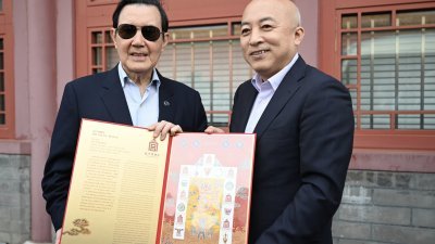 中国故宫博物院院长王旭东（右1）向马英九赠送礼物。（图取自中新社） 