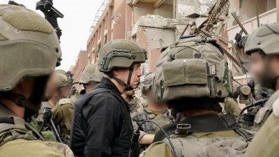 以色列国防部长加兰特（中）11月26日前往加沙地带，除探视在当地与哈马斯作战的士兵，也评估战事局势。（图取自X/Yoav Gallant）