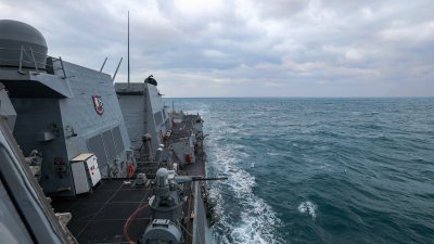 美国海军表示，美军勃克级驱逐舰“菲恩”号周三穿越台湾海峡。这是台湾本月13日大选后，美国海军首度公开军舰通过台海的消息。（图取自X/Chris Cavas）