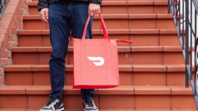 DoorDash传以约170亿美元估值收购生鲜杂货配送平台——Instacart，进一步扩展其配送业务版图。（法新社档案照）