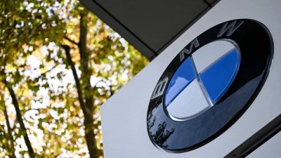 宝马汽车（BMW）推出自愿离职计划，个别员工在商讨方案中可望获得的赔偿超过65万欧元，导致内部系统更因需求过大一度瘫痪，公司被迫暂停受理新的申请。（法新社档案照）