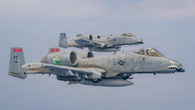 10月24日，两架美国空军A-10飞机在白天执行预定飞行任务期间，在中东上空巡逻。（图取自在X/@CENTCOM）