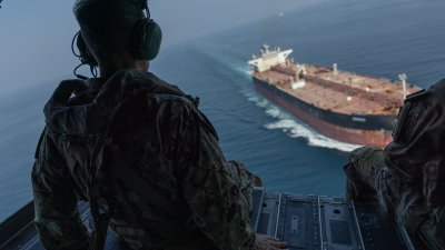 10月25日，美国中央司令部司令库珀海军上将视察了霍尔木兹海峡。他乘坐美国陆军CH-47“支奴干”直升机飞越这条国际水道，考察了目前的航行环境。（图取自X/@CENTCOM）