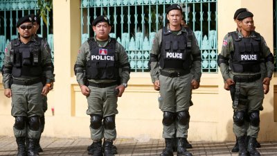 2017年10月31日，在柬埔寨金边最高法院附近站岗的警察。（图取自路透社档案照）