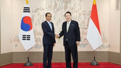 2022年7月28日，韩国总统尹锡悦（右）在首尔总统府欢迎到访的印尼总统佐科。（图取自韩联社/路透社）