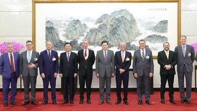 中国国务委员兼外长秦刚（右5）在北京，集体会见来访的美国友好团体和工商界人士。（图取自中国外交部官网）