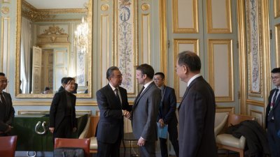 法国总统马克龙当地时间周二在巴黎会见到访的中共中央政治局委员、外交部长王毅。（图取自中国外交部官网）