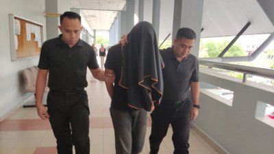 涉及性侵妹妹的被告，被警员押往芙蓉地庭面控2罪。
