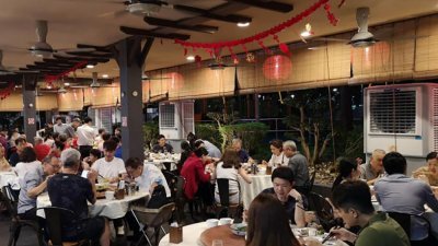 大年初七人日，新加坡不少中餐馆爆满生意火热。