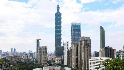 台湾对美国投资与采购承诺持续扩大；不过，台湾央行（CBC）曾示警，AI热潮把大量资金吸往科技业，所造成的资金分配不均已成为新挑战。（图取自法新社）