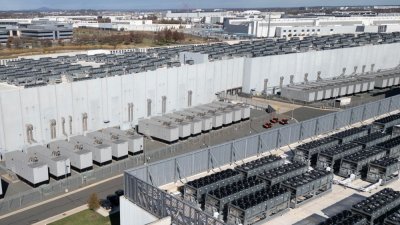近年来，世界各地砸下巨资投资AI，前中国央行总裁警告，要对AI投资失败及可能引发的金融动荡进行研究，并做好预案。（图取自法新社）