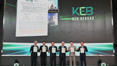 KEB公司董事经理拿督林景忠（左3）与董事及财务顾问在招股书推介礼上合影。左起为合盈证卷企业融资顾问丁华代、董事经理拿督陈俊㟽、独立非执行主席丹斯里拿督斯里阿末达祖丁、KEB公司执行董事林永胜及Eco Asia Capital Advisory首席执行员拿督邱业胜。