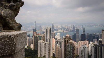 消息人士指出，早前香港金融管理局（HKMA）、香港地产建设商会，以及银行业者再次商讨发展商的债务到期问题，鼓励银行继续支持当地发展商再融资。（图取自法新社）