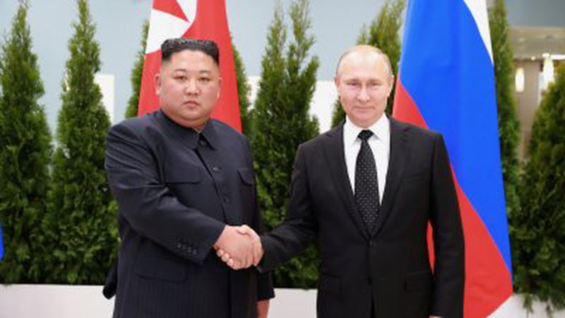 2019年4月25日，朝鲜最高领导人金正恩造访符拉迪沃斯托克（海参崴）时，与俄罗斯总统普京握手。（图取自朝中社/路透社档案照）