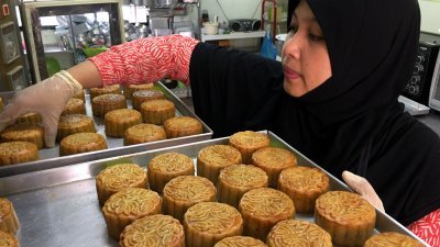 诺阿斯玛制作清真月饼已有7年，客户还包括来自汶莱和新加坡的穆斯林。