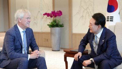 韩国总统尹锡悦7月28日在首尔龙山总统府，与荷兰半导体设备制造商阿斯麦（ASML）首席执行员温宁克交谈。（图取自韩国总统办公室）