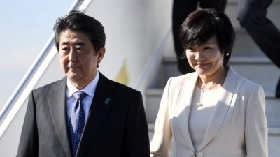2017年7月9日，安倍昭惠陪同时任日本首相的夫婿安倍晋三出访芬兰。（图取自路透社档案照）