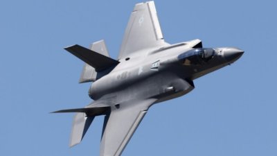 7月20日，一架洛克希德马丁生产的F-35“闪电Ⅱ”战斗机，在2026年英国范堡罗国际航空航天展览会首日进行飞行表演。（图取自法新社档案照）