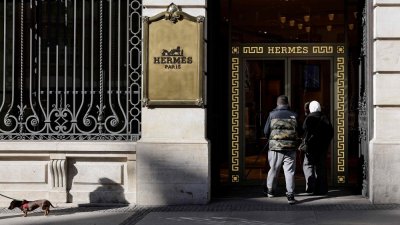 爱马仕（Hermès）标志性铂金包（Birkin）的神话正在遭受前所未有的考验，令这一长期支撑爱马仕估值的核心逻辑面临动摇。（法新社档案照）