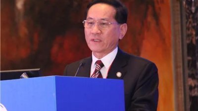 中国国家开发银行原副行长李吉平在退休8年后被调查，也是2024年中国全国两会后首个落马的中管干部。（图取自网络）