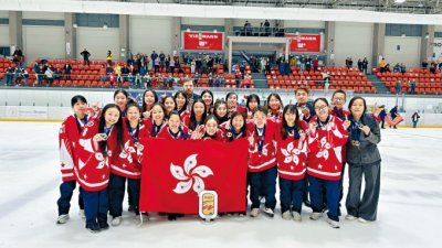 香港女子冰球队成员赛后持区旗及奖牌合照。（图取自香港《星岛日报》）

