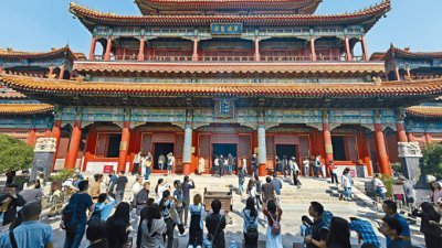 北京雍和宫内，不少年轻人焚香长跪，态度虔诚。（图取自香港《星岛日报》）
