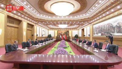 中国国家主席习近平周四上午，会见埃及总理马德布利时谈及以巴局势。（图取自央视）