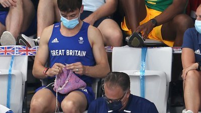 英国跳水神童汤姆戴利（Tom Daley）在双人10米跳台比赛斩获金牌，并在单人10米跳台比赛得到铜牌。没有比赛的当儿，汤姆被拍到在观众席上专心织毛线，很多人被他的反差模样吸引，纷纷表示可爱。
