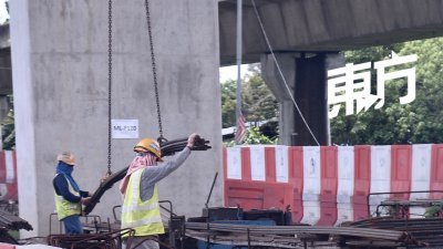 建筑领域在申请复工获批后，陆续开工，图为吉隆坡大使路淡江大道（DUKE）位于斯迪亚旺沙的工地，工人们开始投入工程。（摄影：曾钲勤）