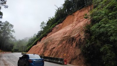 新邦波赖通往金马仑第27公里路段今早重开，可见土崩山坡仍处“赤裸”状态。