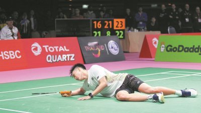 泰国华裔新星王佳伦（ 图） 在拿到赛点的情况下，没能把握住机会，最终以1比2遭印尼好手伊山逆转后，沮丧地躺在赛场上。