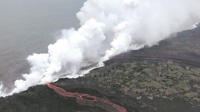 高温的火山熔岩缓缓地流入低温的太平洋海水，形成对人体有害的有毒雾霭。